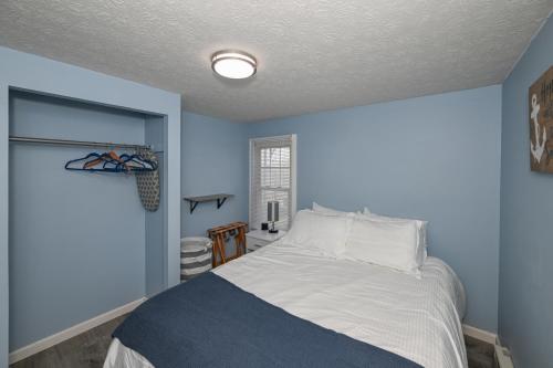 VermilionRecharge and Reconnect Your cozy Vermilion nest的蓝色的卧室设有床和窗户