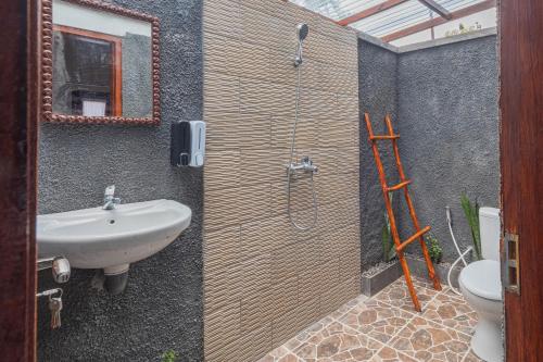 珀尼达岛Maskot Penida Cottage的带淋浴、盥洗盆和卫生间的浴室