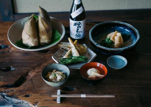 今津福田屋的一张木桌,放着一碗食物和一瓶