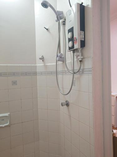 巴特沃思Butterworth Seaside view Family spacious的浴室铺有白色瓷砖,设有淋浴。