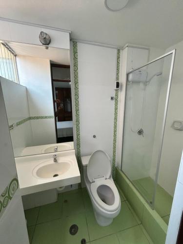 万查科Recreo Beach的浴室配有卫生间、盥洗盆和淋浴。