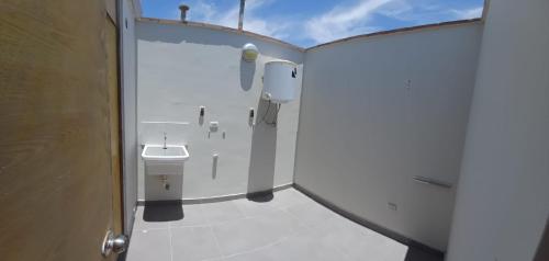 齐克拉约HERMOSO DEPARTAMENTO-DUPLEX CON VISTA DE CHICLAYO的一间带卫生间和水槽的浴室