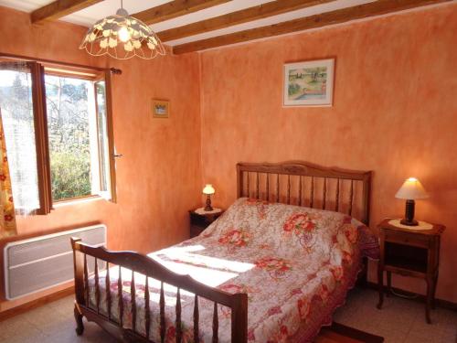 Saint-Haon-le-ChâtelGîte Saint-Haon-le-Châtel, 4 pièces, 6 personnes - FR-1-496-21的一间卧室设有一张床、一个窗户和一个吊灯。