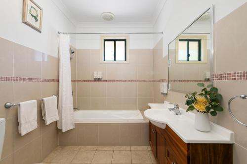 塞斯诺克Potters Apartments的带浴缸、水槽和镜子的浴室