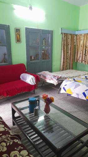 AyodhyaKarunanidhan Homestays的带沙发和咖啡桌的客厅
