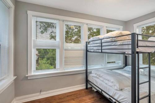 Clifton HeightsBeautiful Brand New Tower Grove Unit 1s的带窗户的客房内设有一间带双层床的卧室