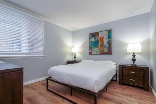 芝加哥2 MTM Fully Furnished Rental in Old Town 2f&2r的一间白色卧室,配有床和2个床头柜