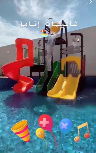 阿可贺巴شاليهات اقامة的水上游乐场,有五颜六色的滑梯
