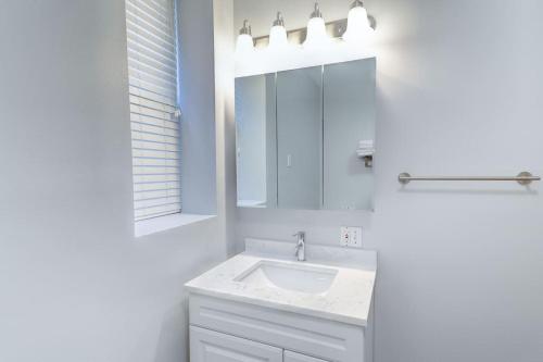 芝加哥Central Chicago Suite2 Access to Patio的白色的浴室设有水槽和镜子