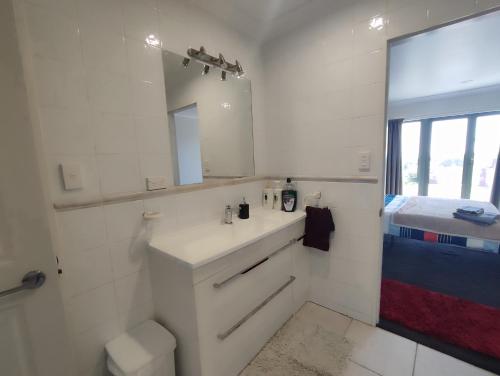新普利茅斯Panoramic vista on burns的白色的浴室设有水槽和镜子