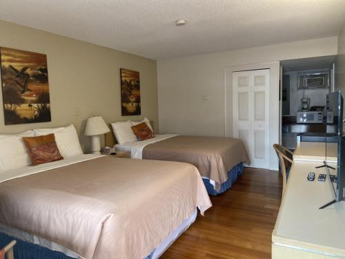 霍普斯拉姆博旅舍的酒店客房带两张床和厨房