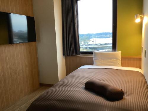水户美图酒店的酒店客房,配有一张带枕头的床