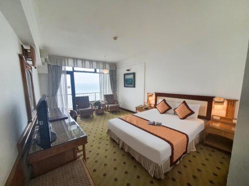 河内Thang Loi Hotel的酒店客房,配有床和电视