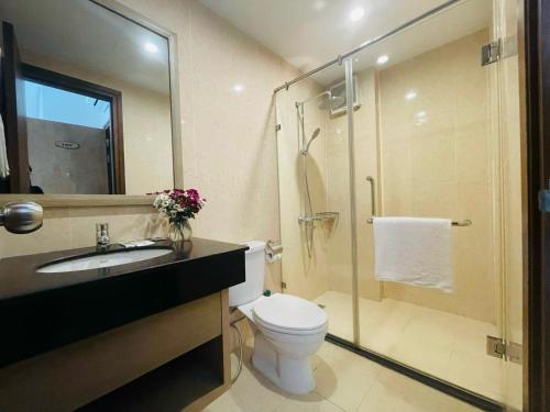 下龙湾Royal Lotus Hạ Long Resort - kiko resort的一间带水槽、卫生间和淋浴的浴室