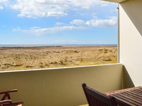 凡岛4 person holiday home in Fan的阳台设有长凳,享有沙漠美景。