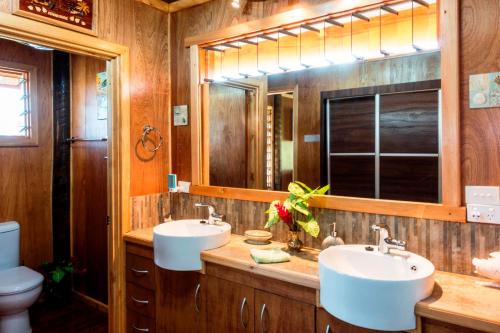 萨武萨武Sigasiga Sands Boutique Bungalows的浴室设有2个水槽和镜子