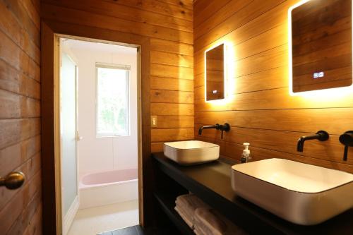 神户Renesto aHOLIDAYHOME - Vacation STAY 27980v的木墙上带两个水槽的浴室