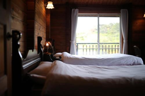 神户Renesto aHOLIDAYHOME - Vacation STAY 27971v的带窗户的客房内的两张床