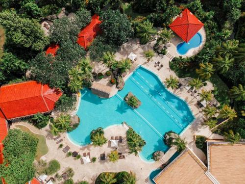 雅加达雅加达君悦酒店的享有度假村游泳池的顶部景致