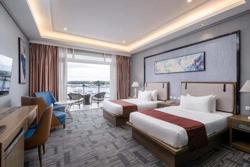 公主港阳光酒店的酒店客房配有两张床和一张书桌
