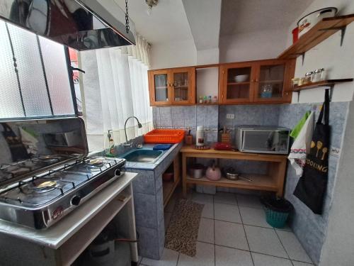 普诺Departamento Las Malvinas Puno的小厨房配有炉灶和水槽
