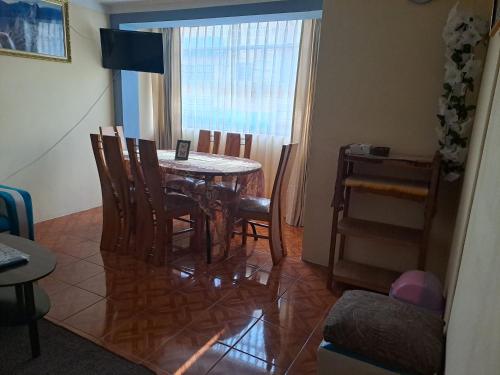 普诺Departamento Las Malvinas Puno的一间带桌椅和窗户的用餐室