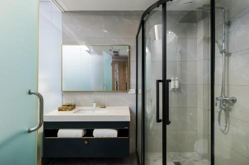 公主港阳光酒店的一间带水槽和玻璃淋浴的浴室