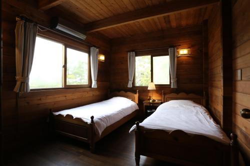 神户Renesto aHOLIDAYHOME - Vacation STAY 27980v的带2扇窗户的客房内的2张床