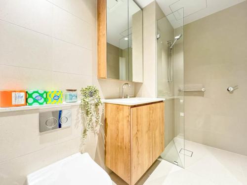墨尔本Modern 2B APT BayViews*Pool*GYM的一间带水槽、卫生间和镜子的浴室