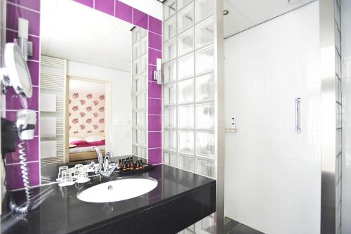 德文格洛维瑟林酒店的一间带水槽和镜子的浴室