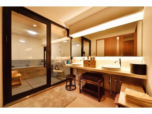 由布市Resort Yufuin - Grandpia Resort YUFUIN - - Vacation STAY 73396v的一间带台面、水槽和浴缸的浴室