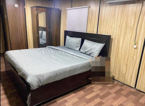 海得拉巴Seascape Villa的一间卧室配有一张带白色床单的大床