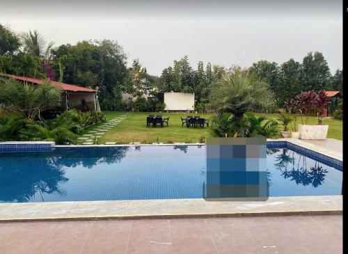 海得拉巴Seascape Villa的一座带房子的庭院内的大型游泳池