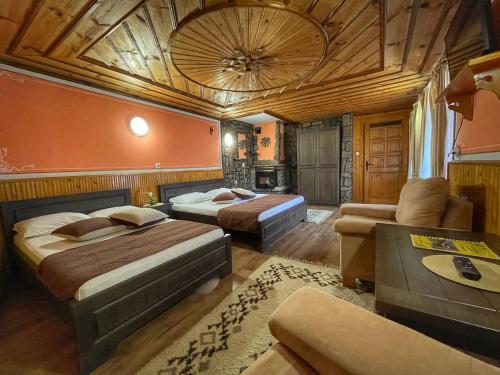 科普里夫什迪察Guest rooms Colorit的酒店客房,设有两张床和一张沙发