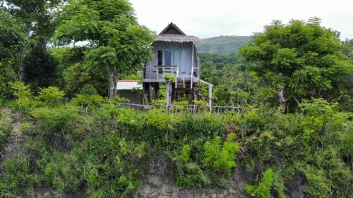 珀尼达岛Eco Tourist Dream Stay Tree House的树上山顶的房子