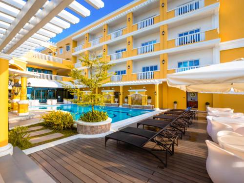科隆巴拉望科隆阳光酒店的一个带游泳池和躺椅的度假胜地