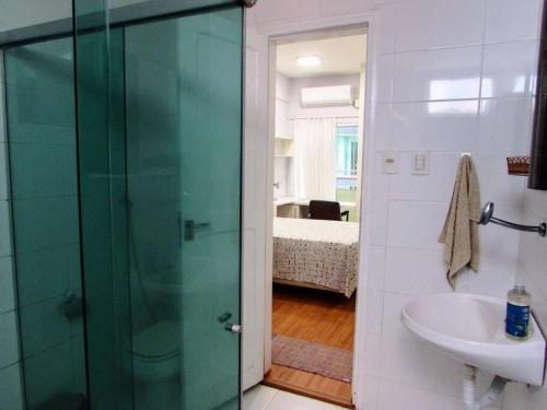 贝伦Studio La Amazon的一间带玻璃淋浴和水槽的浴室