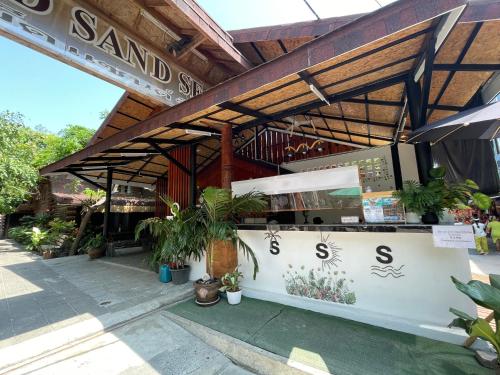 沙美岛Samed sand sea resort的一间餐厅,上面有植物柜台