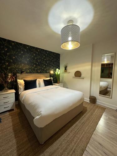 都柏林Blush Jungle的卧室配有白色大床和灯