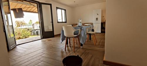 勒唐蓬Villa la fournaise的一间带桌椅的用餐室和一间厨房