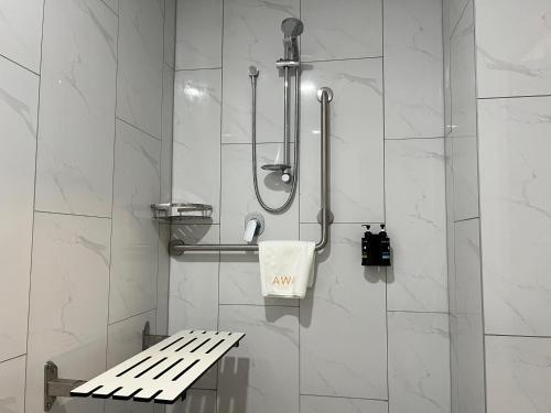 罗托鲁瓦AWA Hotel的带淋浴的浴室和长凳