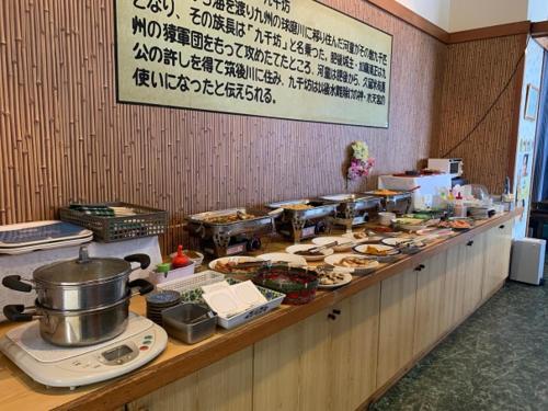 八代市Hotel Alpha-One Yatsushiro的一条自助餐线上有很多食物