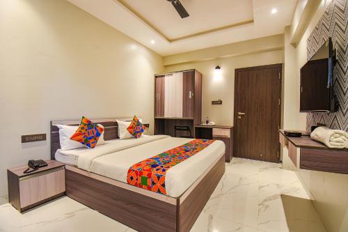 浦那Vits Select Kharadi Pune的一间卧室,卧室内配有一张大床