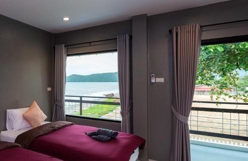 柴老海滩科塔雷度假酒店的一间卧室设有一张床和一个美景窗户。