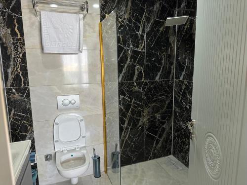 Bostaniçiworld say hotel的一间带卫生间和淋浴的浴室
