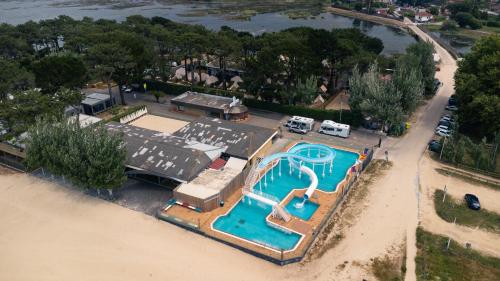 巴约讷Kampaoh Bayona Playa的享有房子内游泳池的空中景致