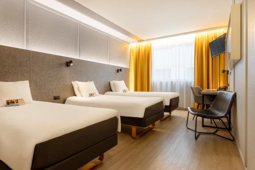 塔林大都市酒店的酒店客房配有两张床和一张书桌