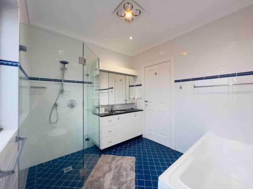 悉尼Maroubra Gem Close to Everything Sleep 16的带淋浴和盥洗盆的浴室