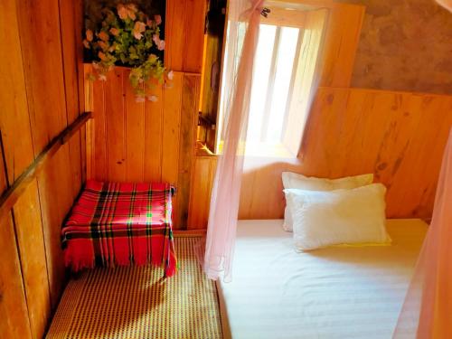 高平Minh Khang Homestay - Làng đá cổ Khuổi Ky的小房间设有床和窗户