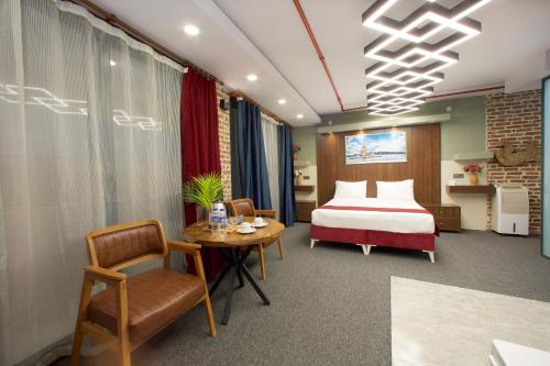 伊斯坦布尔Galata By Boss Hotel的酒店客房配有一张床铺和一张桌子。